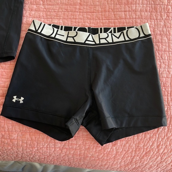 Set of 2 women’s under armor compression shorts - Picture 3 of 5